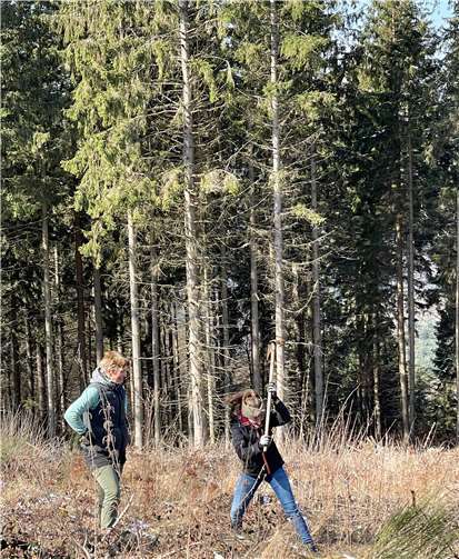 Alle Altersstufen packten fleißig mit an, hier wird mit der Hacke ein neues Pflanzloch ausgehoben.