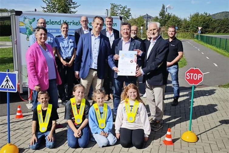 Alle Anwesenden freuen sich über das neue Tabaluga-Mobil, das der Bürgermeister der VG Linz Frank Becker als Träger angenommen hat.
