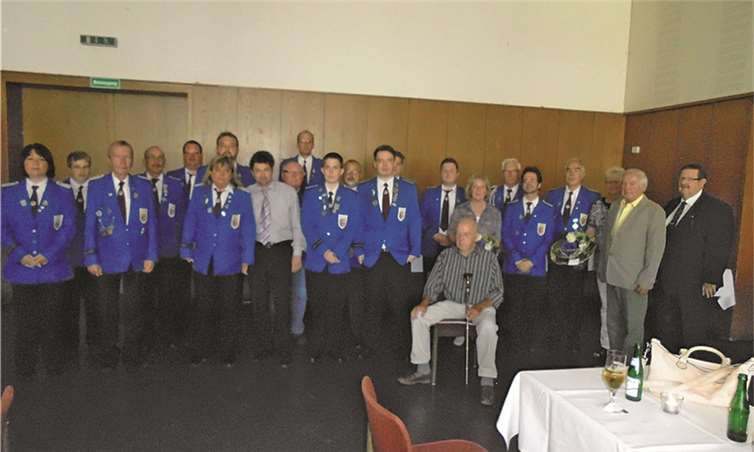 Alle Anwesenden mit Ehrenmitgliedern und Geehrten.  Privat