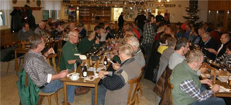 Alle Anwesenden wurden am späten Nachmittag mit Blut- und Leberwurst „versorgt“.