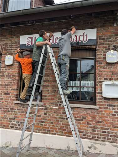 Alle Arbeiten werden in der Gemeinschaft aufgeteilt.  Foto: privat