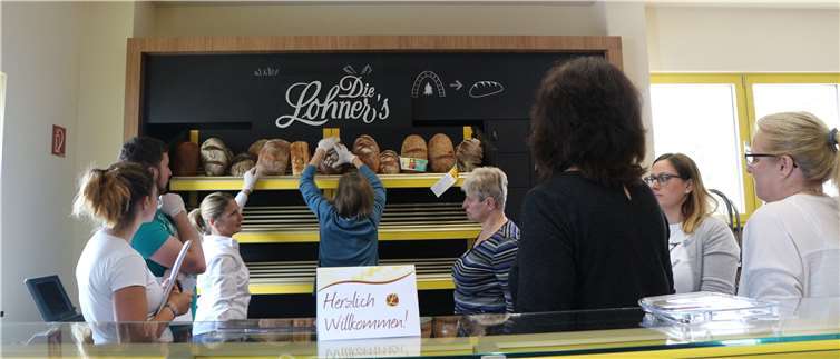 Alle Arbeitsschritte werden ausgiebig besprochen, sodass ein Arbeitseinstieg in angenehmem, produktivem Arbeitsklima und mit maximaler Kundenzufriedenheit möglich sind. Fotos: Achim Lohner GmbH & Co. KG