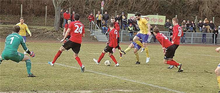 Alle Bemühungen Seitens der Burgbrohler waren vergebens. Spätestens ab Samstag ist die SpVgg Burgbrohl mitten im Abstiegskampf der Oberliga. -RÜ-