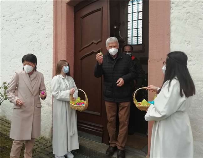 Alle Besucher erhalten nach dem Hochamt ein buntes Osterei.