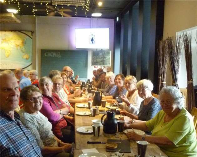 Alle Besucher gemeinsam an der großen Kaffeetafel. Foto: privat