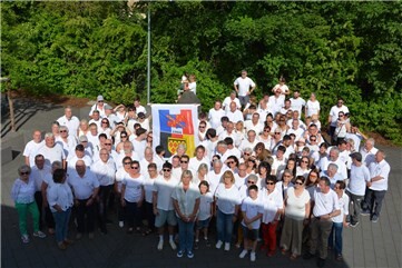 Alle Beteiligten des Austauschs 2026 im weißen Hemd, Shirt oder Oberteil für die Aufstellung beim Fototermin 