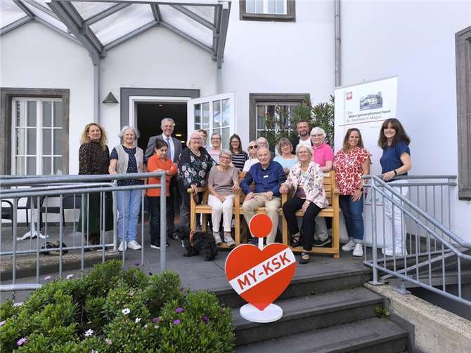 Ein neuer Sitzplatz für Bewegungspausen Alle Beteiligten freuen sich über die neue Seniorenbank, die nun auf der Terrasse des MGH ihren Platz gefunden hat. Foto: Christina Welter
