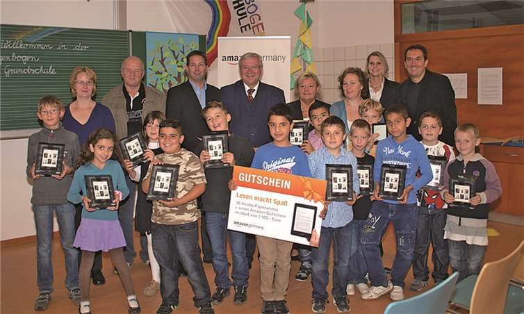 Alle Beteiligten freuten sich sehr bei der Preisübergabe in der Schule.US
