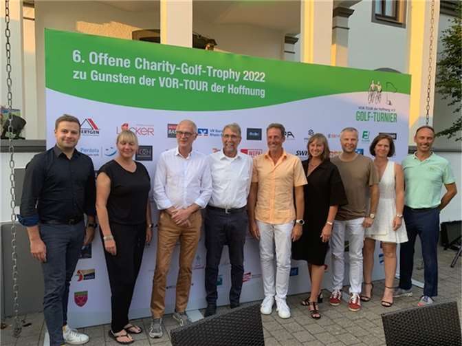 Alle Beteiligten freuten sich sehr über die hohe Spendensumme.  Foto: VOR-TOUR der Hoffnung e.V.
