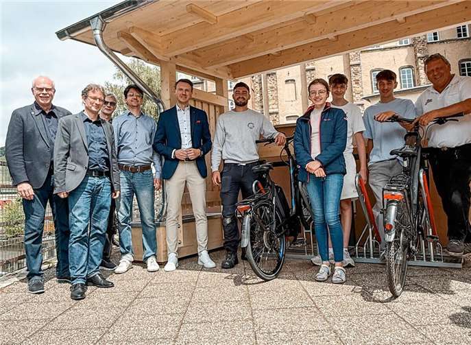 Alle Beteiligten freuten sich über einen erfolgreichen Projektverlauf am Calvarienberg und sind gespannt auf die folgenden Projekte.  Foto: Marco Seydel / Kreissparkasse Ahrweiler