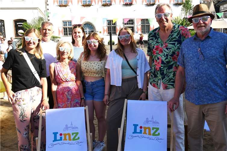 „Alle Beteiligten haben mit Herzblut am Projekt „Strünzer Strand“ gearbeitet“, erklärte der designierte Stadtbürgermeister Helmut Muthers (2.v.r.), neben Mitinitiator und Vorsitzender der Linzer Werbegemeinschaft Didi Pörzgen (rechts). Von links: Caroline Fritzen, Hassan Binakaj, Marion Klein, Karin Wessel, Hannah Bauer, Nele Adams.  Fotos: CD