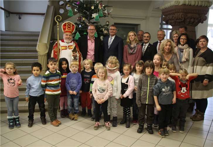 Alle Beteiligten hatten sichtlich Spaß beim Weihnachtsbaumschmücken in der Kreisverwaltung. DEB