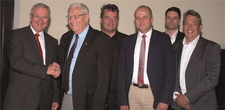 Alle Beteiligten zeigten sich zufrieden und schauen nun glücklich in die Zukunft des Stadtbadareals. Oberbürgermeister Joachim Hofmann-Göttig, Justizrat Hans-Joachim Stamp (Versorgungswerk der rheinland-pfälzischen Rechtsanwaltskammern), Jens Ternes (Ternes Architekten und Ingenieure), Peter Klöckner (Versorgungswerk der rheinland-pfälzischen Rechtsanwaltskammern), Christian Freund (Ternes Architekten und Ingenieure) und Stefan Pfunder (Ternes Architekten und Ingenieure). (v.l.).  US