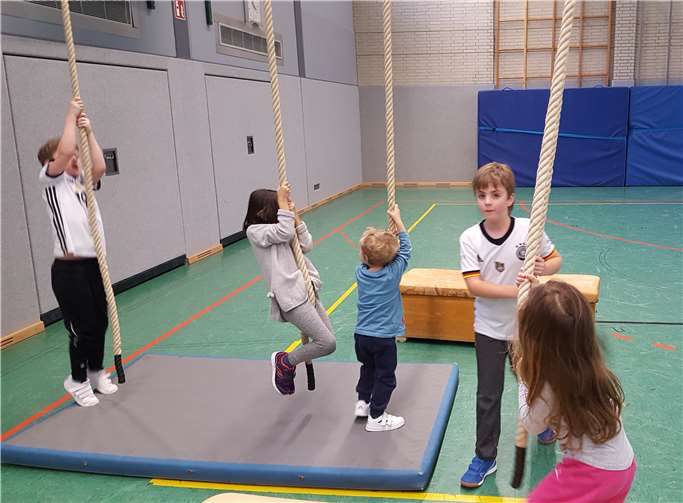 Alle Bewegungsmuster, die die Kinder in der Turnhalle erfahren sind für ihre Entwicklung sehr wichtig.