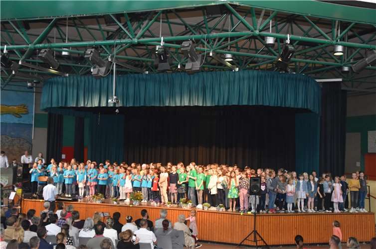 Alle Chöre auf der Bühne. Foto: privat