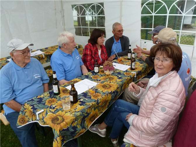 Alle Clubmitglieder waren mit ihren Familienangehörigen der Einladung des Vorstands gefolgt und feierten bei Kaffee, Kuchen und gepflegten Getränken bis in die frühen Abendstunden.