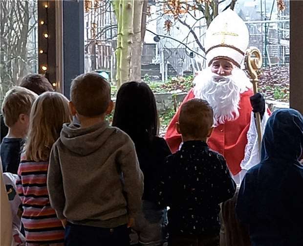 Alle Erziehungsberechtigten und der „Nikolaus“ sind mit der Veröffentlichung ausdrücklich einverstanden. Foto: Sandra Rheindorf-Weber