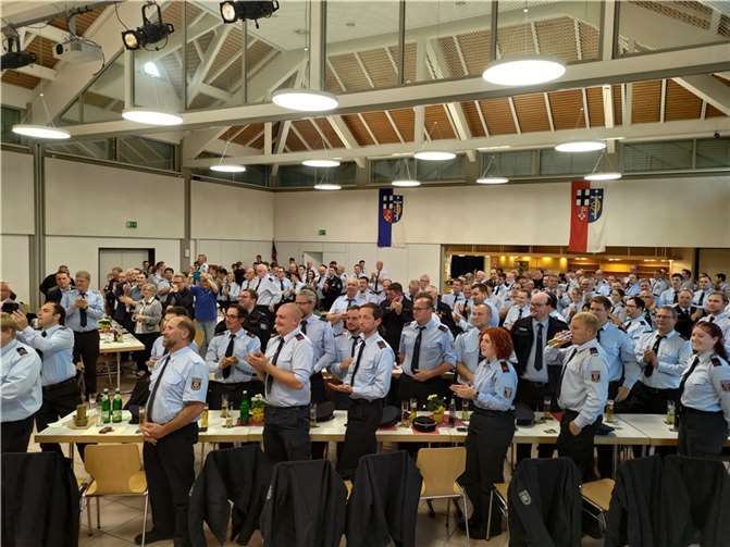 Alle Feuerwehrleute der Verbandsgemeinde Linz waren ins Bürgerhaus in St. Katharinen eingeladen, um den Feuerwehrtag der VG zu feiern.