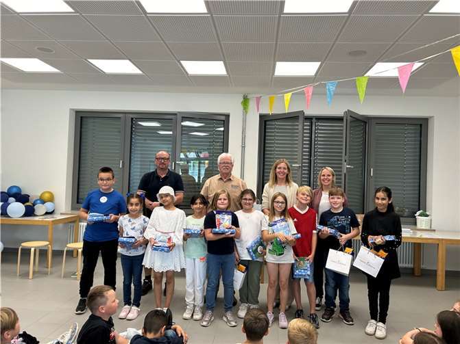 Alle Finalisten erhielten, mit Unterstützung des Fördervereins Buchpreise und Buchgutscheine. Auch der Bürgermeister ließ es sich nicht nehmen, jedem Teilnehmer eine großzügige Süßigkeitentüte zu spendieren. Foto: Stefanie Seidler
