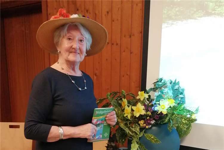 Alle Frauen trugen mit Blumen bekränzten Hüte.  Foto: privat