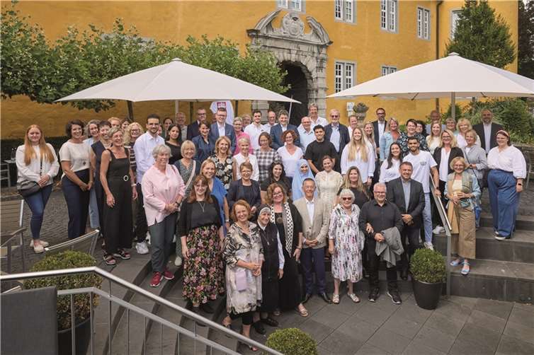Alle Gäste der Veranstaltung trafen sich vor der dem Schloss in Montabaur für ein gemeinsames Foto. Fotos: Caritasverband Westerwald-Rhein-Lahn | Olaf Nitz