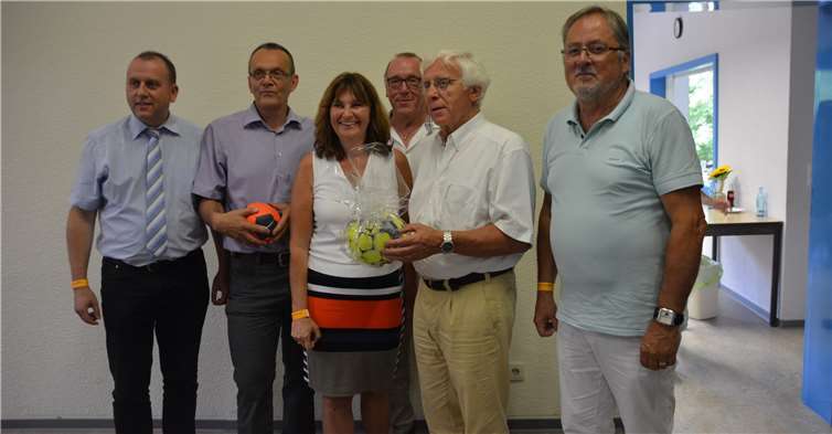 Alle Gäste hatten schöne Reden und ein Geschenk zum Jubiläum mitgebracht,v.l.: Johannes Bell, Michael Dahm, Mechtild Heil, Heinz Winden (Vizepräsident desDt. Handballbundes), Fritz Langenhorst und Peter Josef Schmitz. Fotos: BE