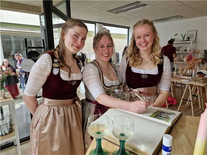 Alle Gäste trugen sich ins Goldene Buch der Stadt Bad Hönningen ein. Hier Prinzessin Muriel, Weinkönigin Burgundia Lucie I. und Prinzessin Lea aus UnkeI.