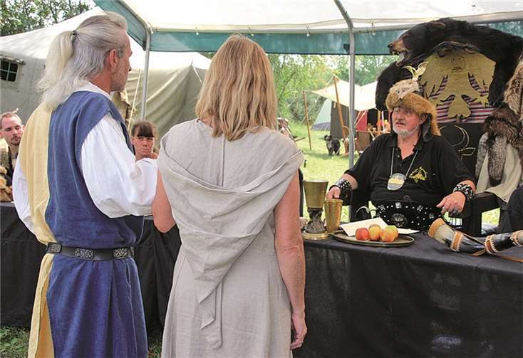Alle Gäste wurden von König Attila persönlich begrüßt. Hier bitten die Tomburg-Ritter um einen Platz an der Tafel des Königs.