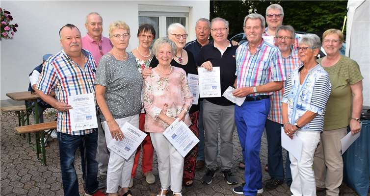 Alle Geburtstagskinder des Vereins mit einer fünf oder Null am Ende erhielten eine Eintrittskarte zum nächsten Besuch im Hänneschen Theater. Fotos: -EICH-