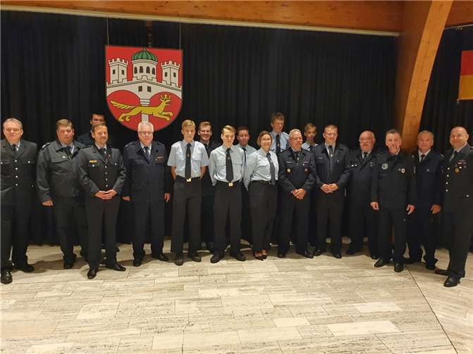 Alle Geehrten, Beförderten Verpflichteten und Entpflichteten mit Wehrleiter, Bürgermeister und der Einheitsführung Remagen (Dirk Henkel und Stellvertreter Guido Lenz). Fotos: privat