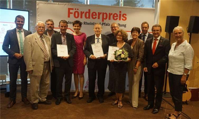 Alle Geehrten, Laudatoren und Veranstalter beim abschließenden Gruppenfoto. STUKO