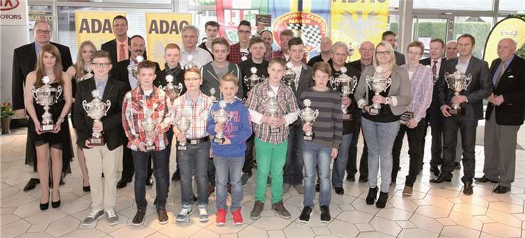 Alle Geehrten des Tages mit dem scheidenden Vorsitzenden des ADAC-Mittelrhein Dieter Enders (re.), dem Vorsitzenden des AC Mayen Rolf Werner (li.) und Sportleiter Ralf Fuß (hinten li.). WE