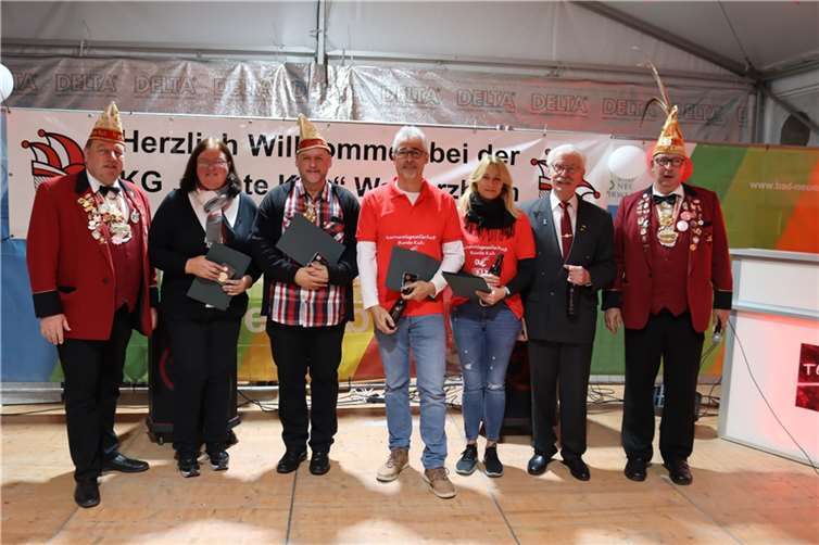 Alle Geehrten erhielten aus der Hand von Willi Fuhrmann die entsprechende Urkunde, die Anstecknadel und die Medaille.  Foto: privat