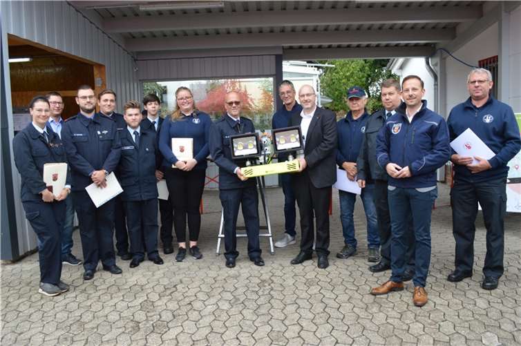 Alle Geehrten und Ausgezeichneten mit Bürgermeister Björn Ingendahl (2.v.r.) und Einheitsführer Ingo Wolf (3. v.r.) sowie der neue Beleuchtungssatz, den (l.) Gerhard Oelsberg und (r.) Frank Kremer von der KSK an die Einheit übergeben.  Fotos: AB