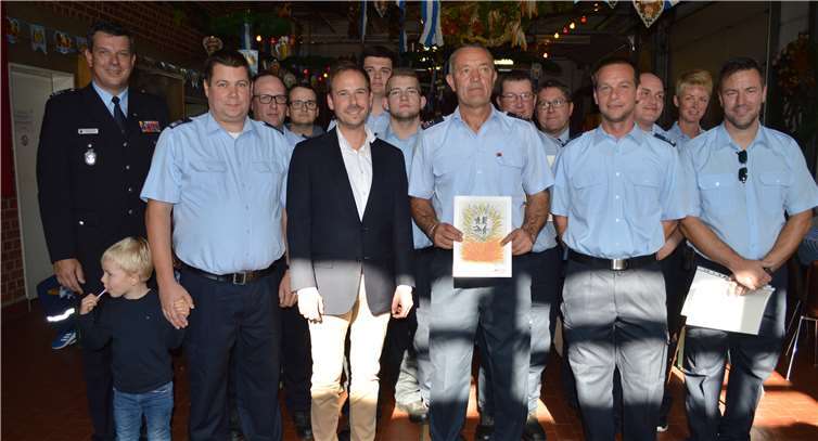 Alle Geehrten und Beförderten der Freiwilligen Feuerwehr Oberwinter mit Bürgermeister Björn Ingendahl.Fotos: AB