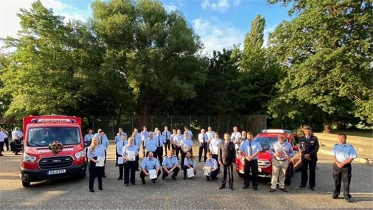 Alle Geehrten und Beförderten mit den neuen Fahrzeugen auf einen Blick. Foto: AB
