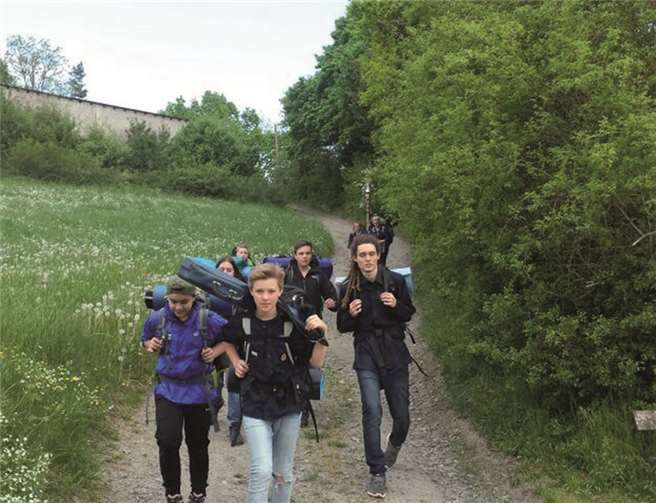 Alle Gefährten sind während des Wanderns zu einer starken Gemeinschaft zusammengewachsen.