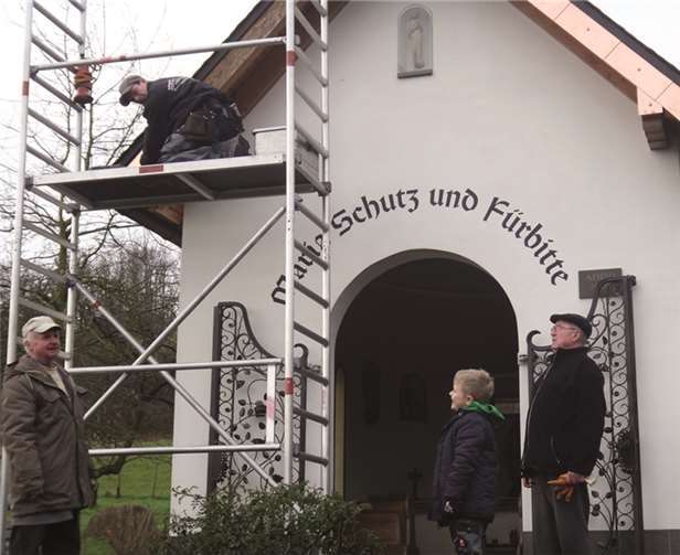 Alle Generationen unter einem Dach: Selbst die Kleinsten halfen bei den Renovierungsarbeiten an der Heimersheimer Marienkapelle. RERE