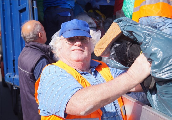 Alle Generationen waren vertreten bei der Kolping-Kleidersammlung und packten ehrenamtlich mit an. Fotos: Kolping St. Martin