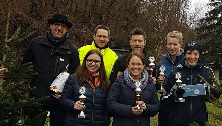Alle Gewinner freuten sich über einen kleinen Sachpreis und einen Siegerpokal. privat