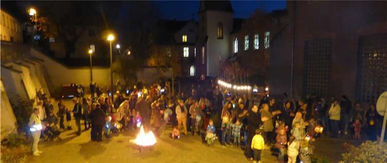 Alle Großen und Kleinen versammelten sich vor dem selbst gestalteten Martinsfeuer.privat