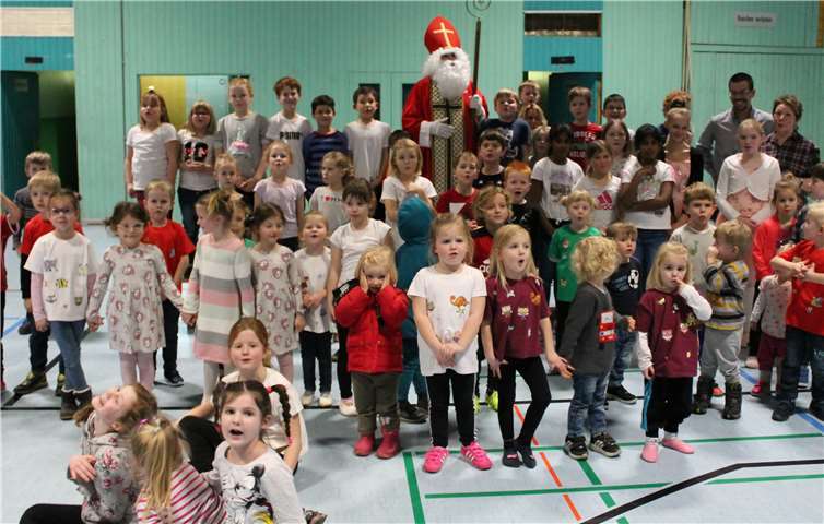 Alle Gruppen zeigten dem Nikolaus, was eingeübt hatten. Foto: privat