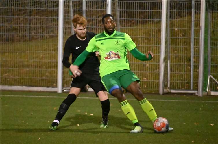 Alle Hände voll zu tun hatte Montabaurs Abwehrspieler Tim Woche (links) gegen Eintracht-Stürmer Brice Braquin. Der Franzose traf zwar nicht selbst, glänzte aber als Vorbereiter.  Foto: SK