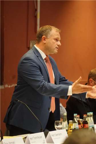Alle Hände voll zu tun hatte Oberbürgermeister Jan Einig, die Emotionen im Saal zu beruhigen.