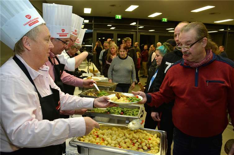 Alle Hände voll zu tun hatten die Helfer am Büffet, denn gut 160 Gäste wollten sich in diesem Jahr das Menü schmecken lassen.