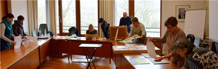 Alle Hände voll zu tun hatten die Jurymitglieder des Europäischen Wettbewerbs 2018, um rund 300 künstlerische Arbeiten von Kindern und Jugendlichen zu sichten und zu bewerten.Uwe Rindsfüßer