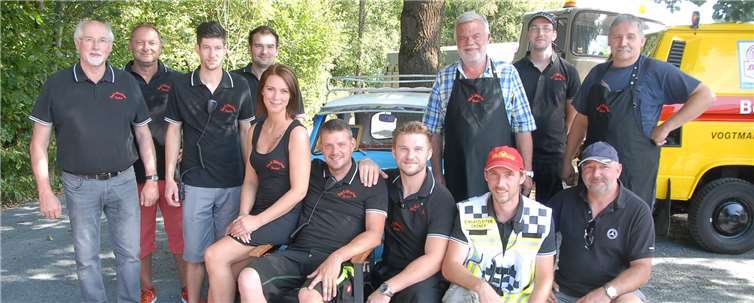Alle Hände voll zu tun hatten die Young- und Oldtimerfreunde Oberdreis bei ihrem fünften Treffen.Nur kurz blieb Zeit für dieses Gruppenbild. Fotos: KER