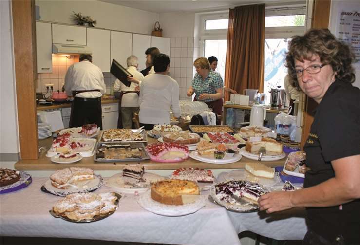 Alle Hände voll zu tun hatten die zahlreichen ehrenamtlichen Helfer.