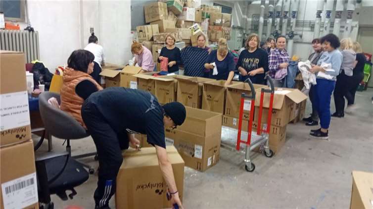 455 Weihnachtspäckchen für notleidende ukrainische Kinder gespendet Alle Heimkinder und ihre im Kriegsgebiet oft in Kellern und Ruinen ausharrenden Altersgenossen freuen sich schon erwartungsvoll auf die (insgesamt über 2.000) Weihnachtspäckchen, die in Bochum schon bereitstehen. Derweil werden in der Sammelstelle an 5 Nachmittagen in der Woche Berge von Kleider- und anderen Sachspenden von ukrainischen Flüchtlingsfrauen sortiert und für den Transport in die Ukraine verpackt. Foto: Ges. Bochum-Donezk