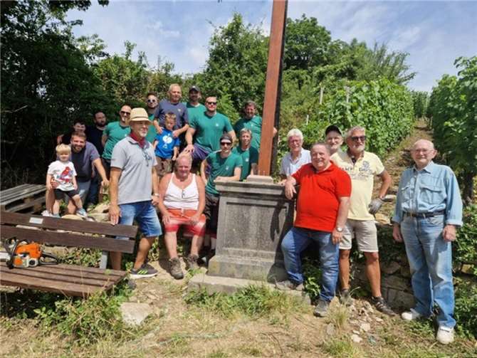 Alle Helfer vor dem wieder stehenden Kreuz. Fotos: Erna Frensch
